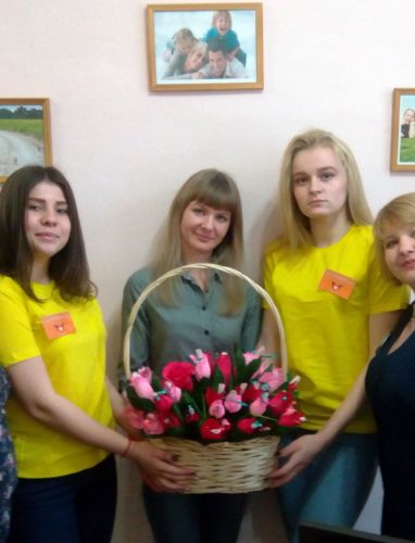 Специалисты и волонтеры с цветами